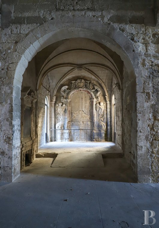 monuments historiques à vendre - paca - Dans Avignon intramuros, un ensemble inscrit MH avec sa chapelle «miraculeuse» gothique   et cinq appartements aménagés au 19e siècle.  