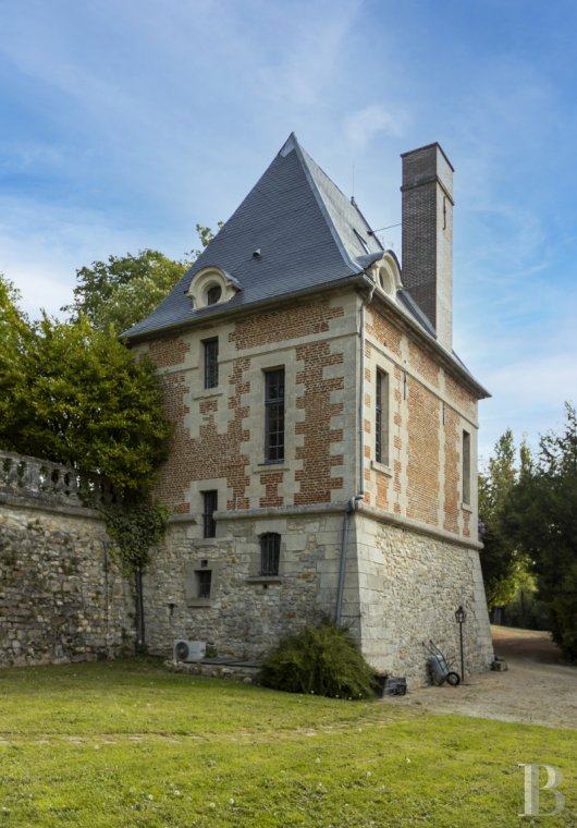 maisons de caractère à vendre - picardie - A 50 km de Paris, dans l’Oise,  un pavillon d’époque Louis XIII inscrit Monument Historique