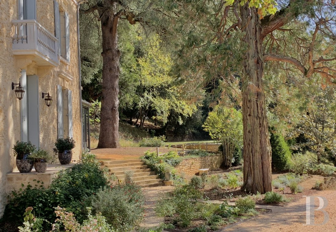 Au cœur de Sarlat, en Dordogne, une maison des années 20 entourée d’un grand parc - photo  n°5