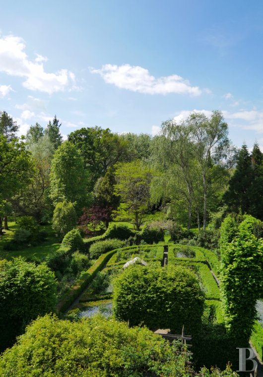 manoirs à vendre - bretagne - Au sud de Rennes, dans un domaine de cinq hectares, un manoir des 15ème et 19ème siècles, ses dépendances et ses jardins
