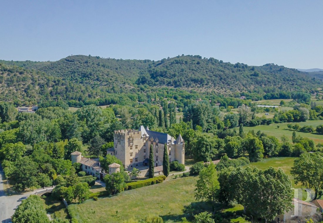 châteaux à vendre - paca - Dans le Haut-Var, un château Renaissance classé MH, et ses dépendances dans un parc classé d’environ 4 ha