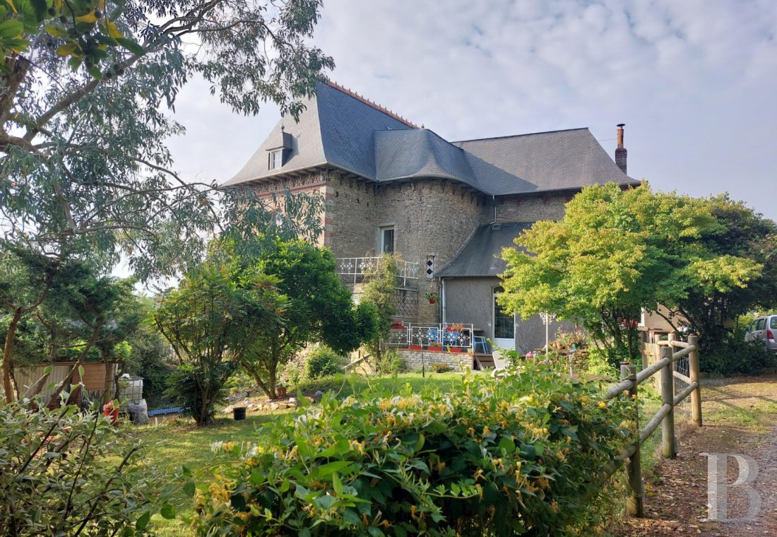 maisons de caractère à vendre - bretagne - Au centre de la Bretagne, au cœur d'un village, une maison de maître de 1912 dans un parc de plus de 6.000 m²