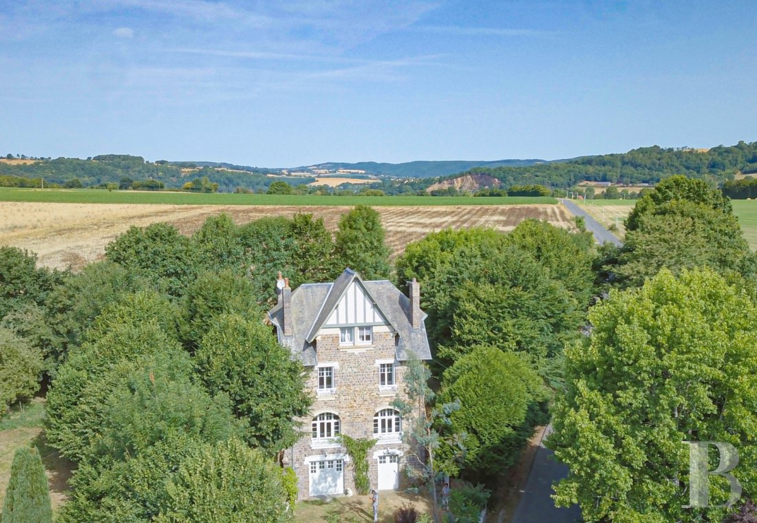 maisons de caractère à vendre - basse-normandie - À Clécy, capitale de la Suisse normande, « Le Cottage », villa anglo-normande de 1930 et son jardin arboré