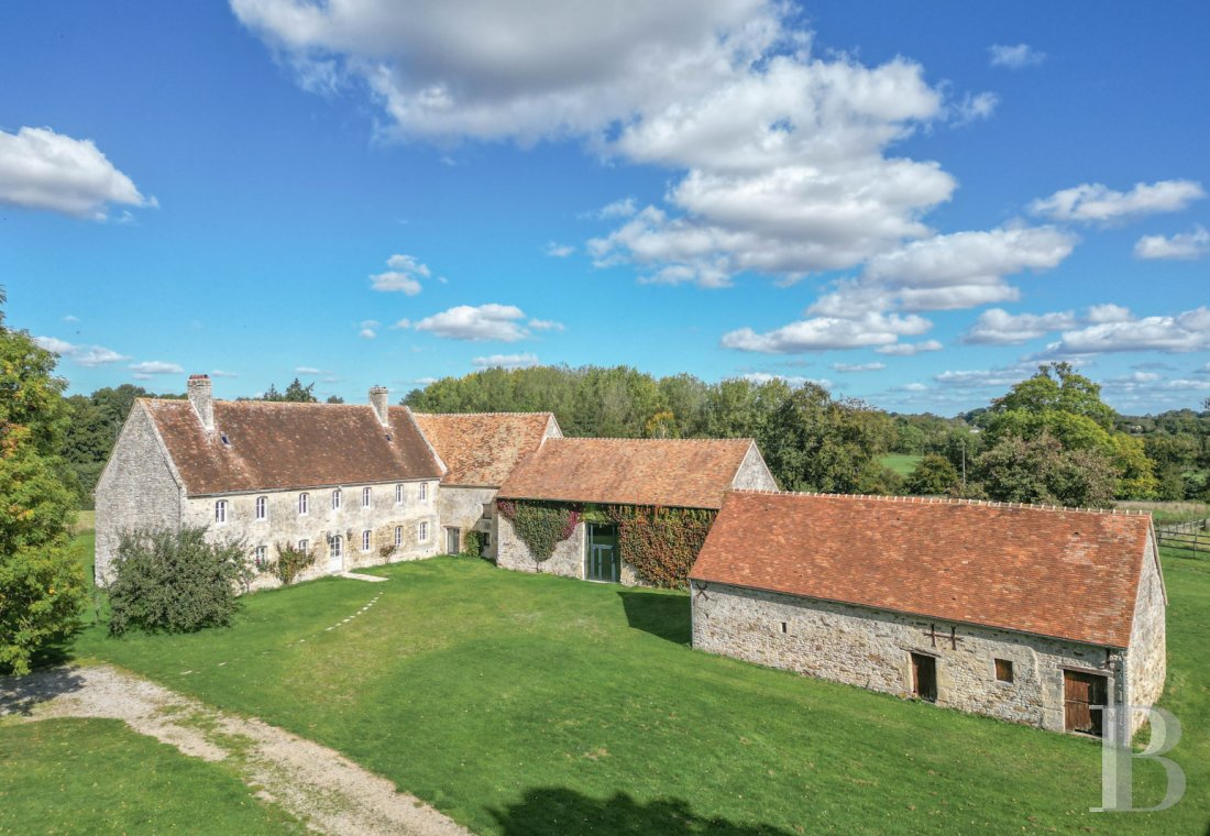 demeures à vendre - basse-normandie - Dans le Calvados, proche de Falaise, sur un terrain de près de 5 ha, un prieuré du 12e s., son église IMH, un lieu dédié à l'événementiel