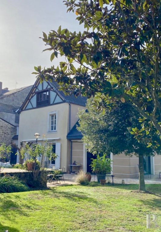 maisons de caractère à vendre - pays-de-loire - Dans une cité historique de la Mayenne, un logis des 16ème et 17ème s. avec extension contemporaine et jardin