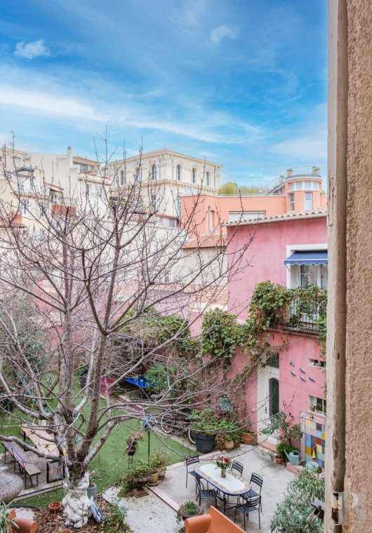 monuments historiques à vendre - paca - Dans le quartier historique du Panier à Marseille,  une maison du 18e s., son jardin arboré et ses chambres d'hôtes