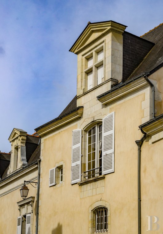 hôtels particuliers à vendre - pays-de-loire - Dans une petite cité historique de l'Anjou, un hôtel particulier du 18e s. avec jardin