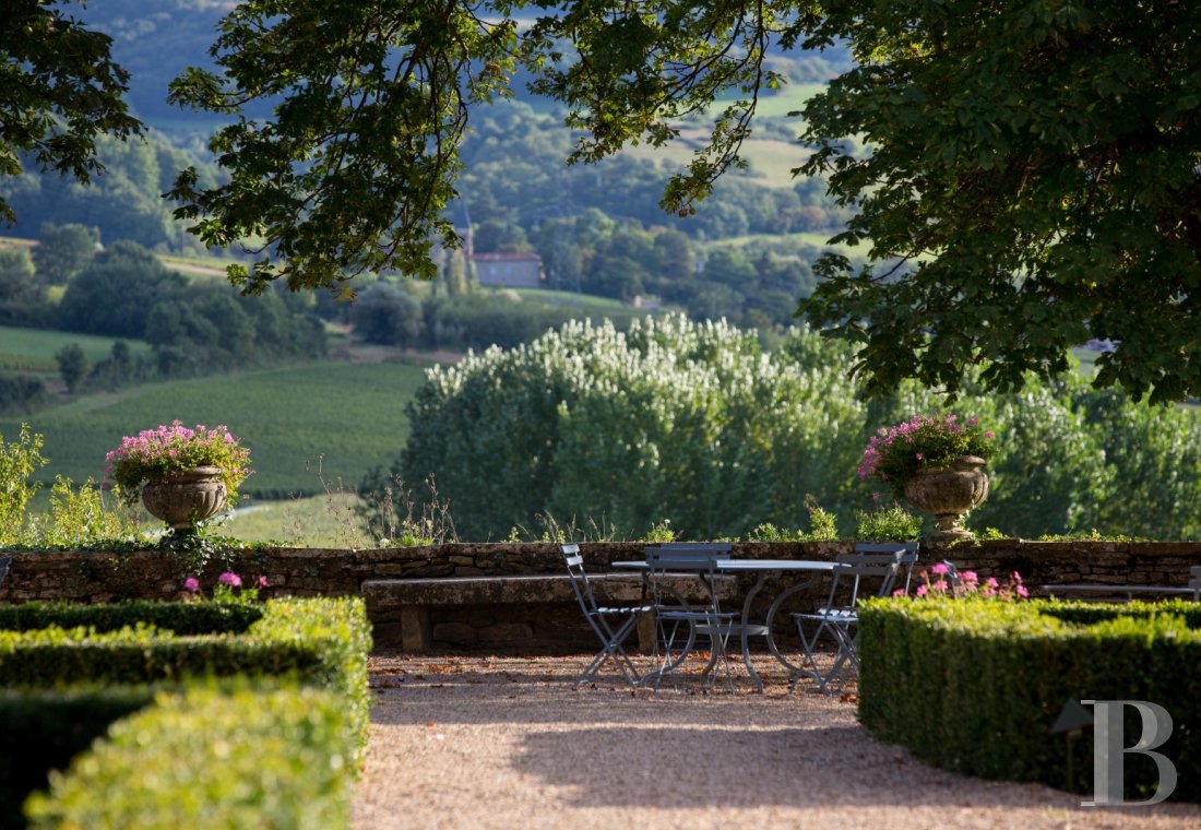 En Bourgogne, à proximité de Mâcon, un ancien château-fort régnant sur son vignoble et ses jardins - photo  n°12