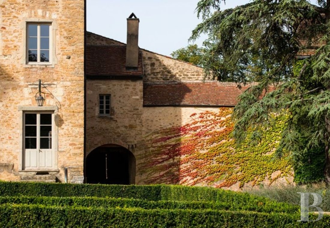 En Bourgogne, à proximité de Mâcon, un ancien château-fort régnant sur son vignoble et ses jardins - photo  n°10