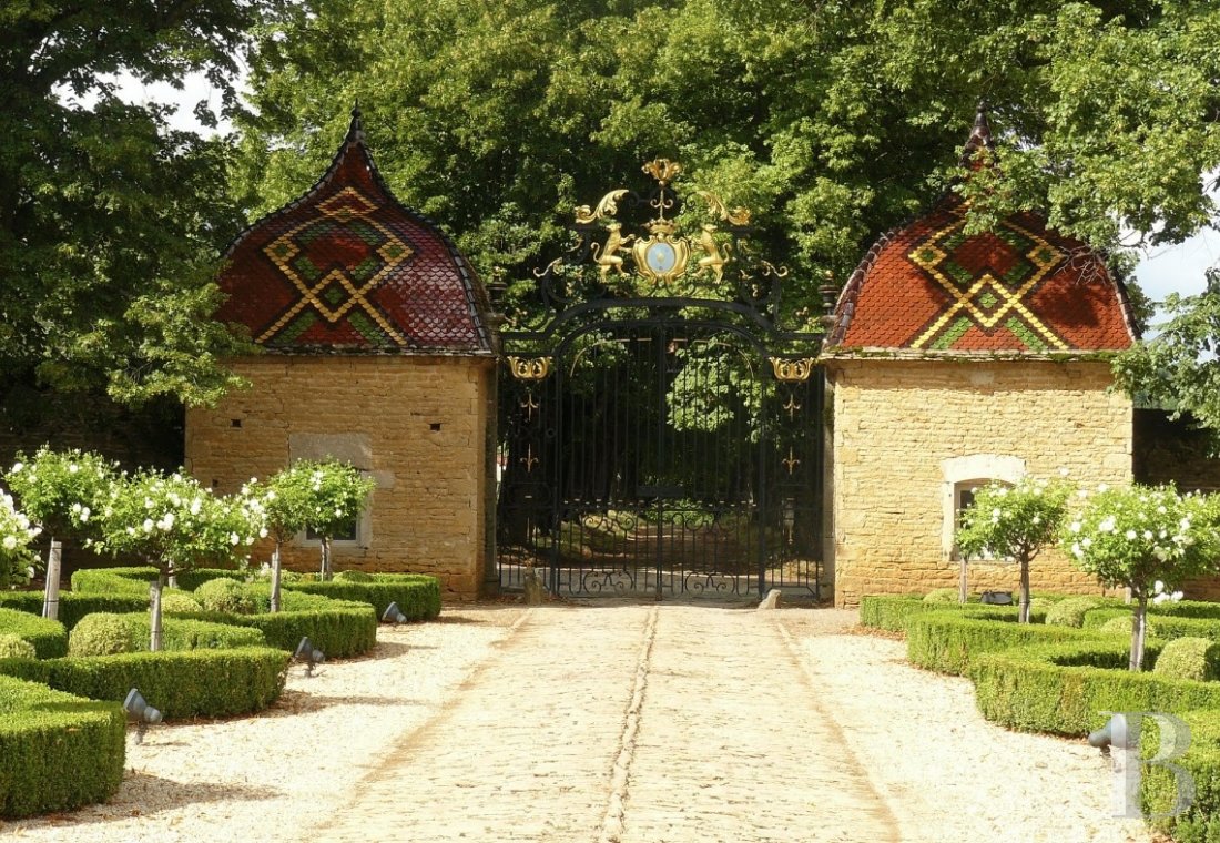 En Bourgogne, à proximité de Mâcon, un ancien château-fort régnant sur son vignoble et ses jardins - photo  n°5