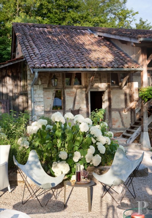 En Bourgogne du sud, à équidistance de Dijon, Genève et Lyon,  une ancienne ferme transformée en maison et table d’hôtes de grand charme - photo  n°3