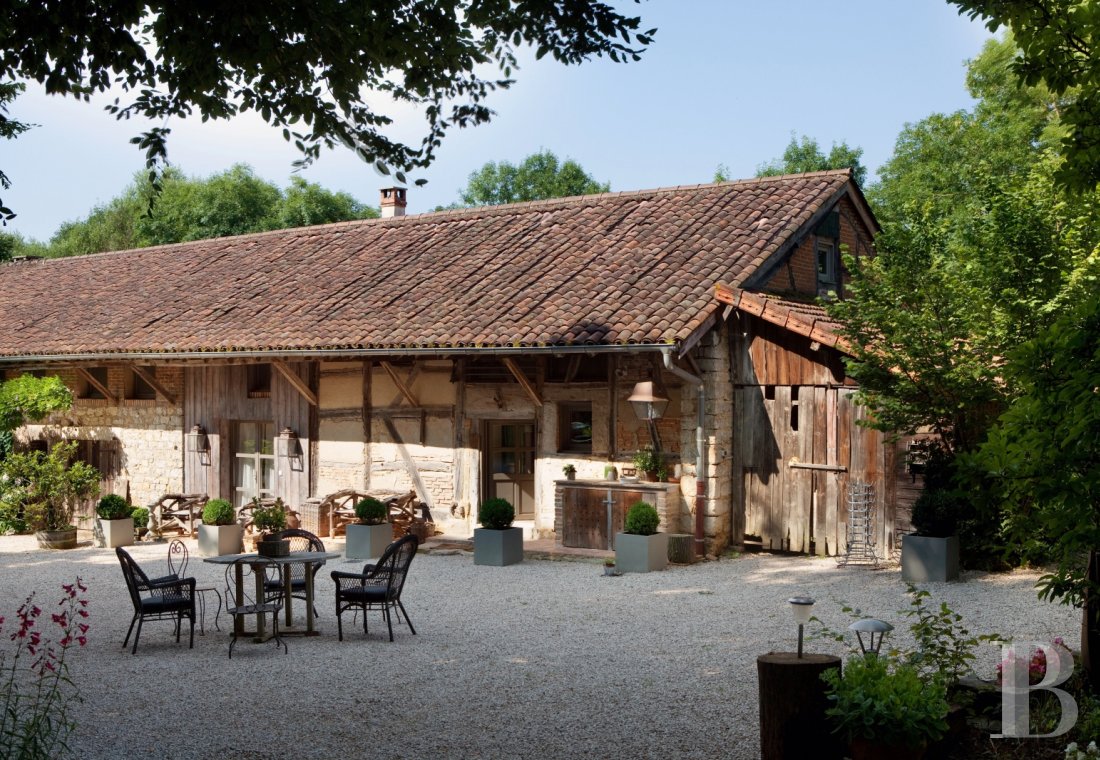 En Bourgogne du sud, à équidistance de Dijon, Genève et Lyon,  une ancienne ferme transformée en maison et table d’hôtes de grand charme - photo  n°4