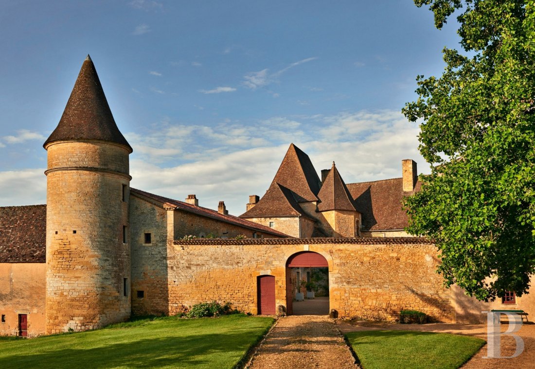 Entre Bergerac et Sarlat,  un château de famille non loin des méandres de la Dordogne - photo  n°1