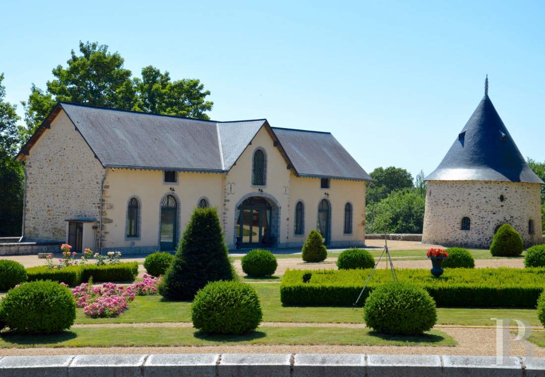 En Mayenne, à proximité de Laval, un élégant château aux origines médiévales - photo  n°2