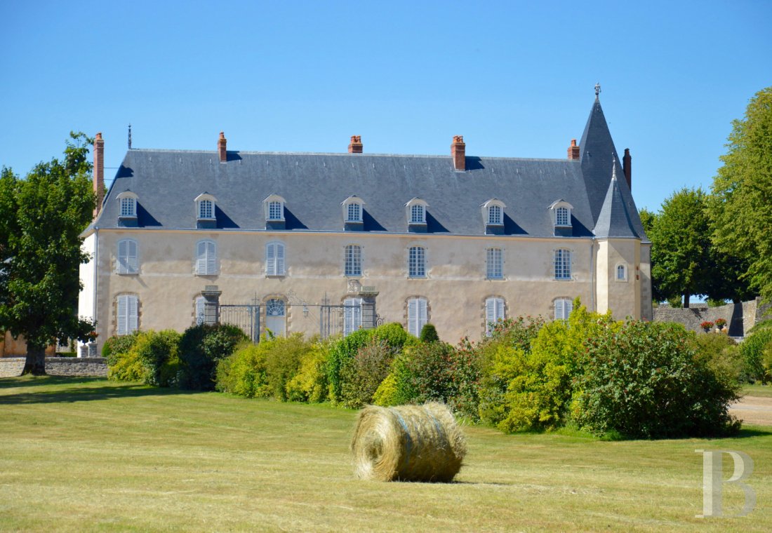 En Mayenne, à proximité de Laval, un élégant château aux origines médiévales - photo  n°3