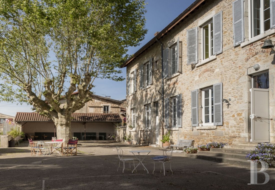 Dans l'Ain, entre Lyon et Genève, une ancienne école transformée en maison d’hôtes - photo  n°1