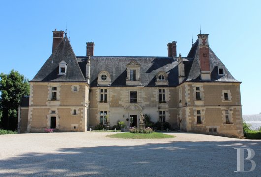 Dans La Vallée De La Loire Entre Tours Et Amboise Un Château Du 16ème Siècle Inscrit Mh Ses Dépendances Dans Un