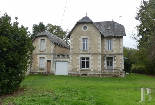 à Quinze Minutes De Poitiers Dans Un Jardin De Plus De 5000 M2 Maison Du Début 20ème Siècle à Rénover