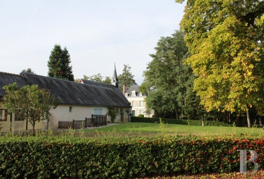 Au Sud Est De La Touraine Dans Un Domaine De Chasse De Vingt Hectares Une Maison De Maître Et Ses Dépendances