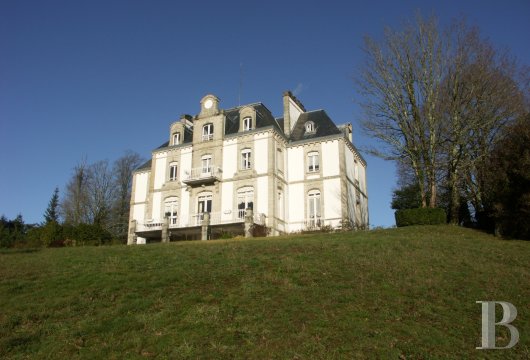 Dans Le Sud Morbihan En Position Dominante Sur Un Cours Deau Un Château De La Fin Du 19ème Siècle Sur Six Hectares