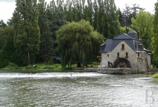 Dans La Vallée De La Sarthe Un Moulin Du 17ème Siècle Rénové Avec Son Bief Et 27 Ha De Verdure Tel Un Paquebot