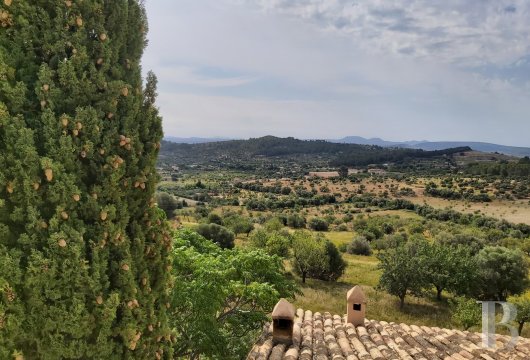 Au surplomb du village d'Alaró, dans la Tramuntana, une posesión de 70 hectares, aux vues imprenables sur la vallée
