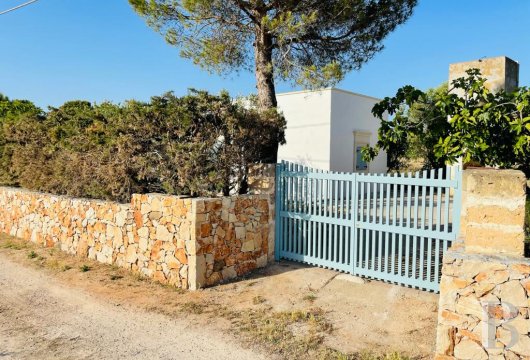Dans la campagne de Nardò, une villa avec vue sur mer et son terrain de 5000 m², près du parc naturel de Porto Selvaggio