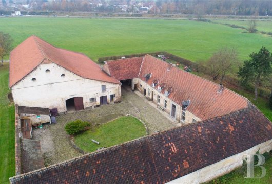 Dans la Province du Brabant, à proximité de Bruxelles, une ferme en quadrilatère à rénover