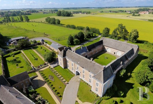 Dans la Hesbaye liégeoise, un château-ferme du 18ème siècle et son domaine de cinq hectares