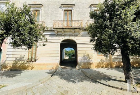 À Soleto, non loin de Lecce, un palais dans la ville, avec jardin