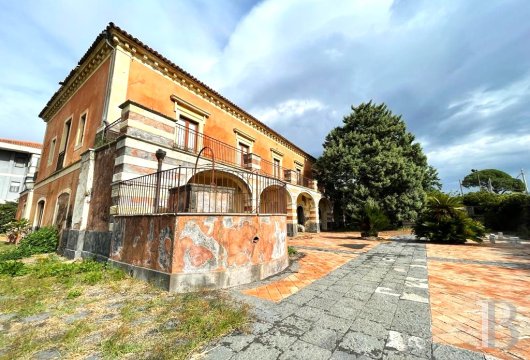  Dans la petite ville de Mascalucia, près de Catane, une villa de style sicilien, à rénover