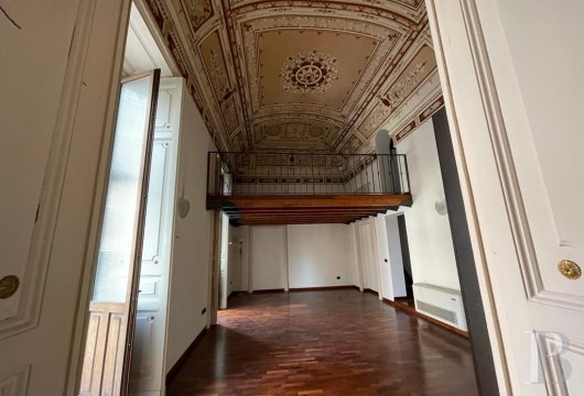 Dans le centre historique de Catane, en Sicile, un élégant appartement, à l'étage noble d'un palais de la fin du 19e ...