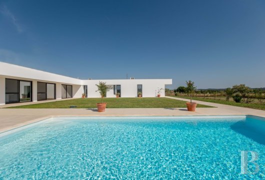 Entre Évora et Estremoz, dans l'Alentejo, une villa moderne et son terrain d'un hectare