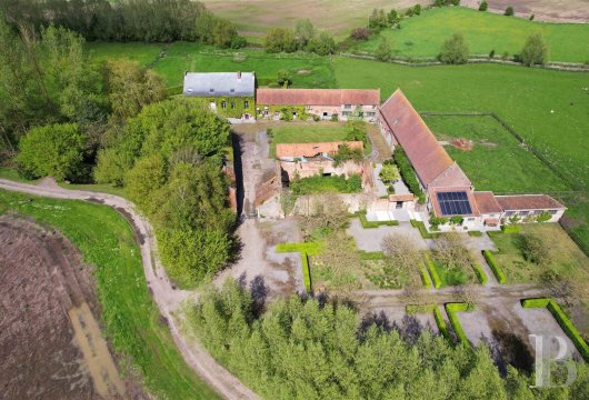 Proche de Mons et de la frontière, sur un domaine de 22 ha, une ferme en carré et son ancien cloître d'abbaye