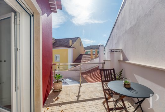 À Vila Nova de Barquinha, au fil du Tage, une villa contemporaine, avec patio extérieur et garage