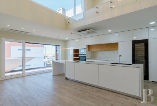Dans un quartier résidentiel de Montijo, au sud de Lisbonne, un duplex neuf, lumineux et bien situé