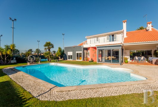 À Azeitão, au sud de Lisbonne,  une villa avec piscine, espace bien-être et court de tennis