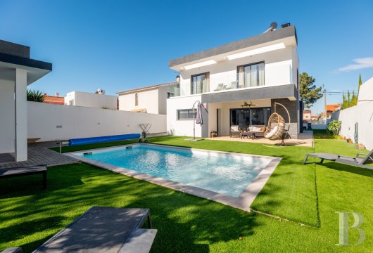 Aux portes du parc naturel de l'Arrábida, dans la région de Lisbonne, une villa contemporaine avec piscine