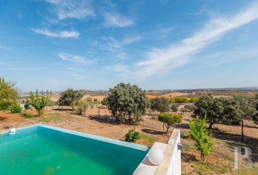 Dans l'Alentejo, proche de la cité historique d'Alandroal, une villa moderne, son domaine clos de 4,4 ha et sa piscine