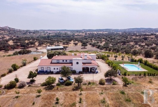 À Terena, dans l'Alentejo, une propriété touristique, sur les rives d'un lac artificiel
