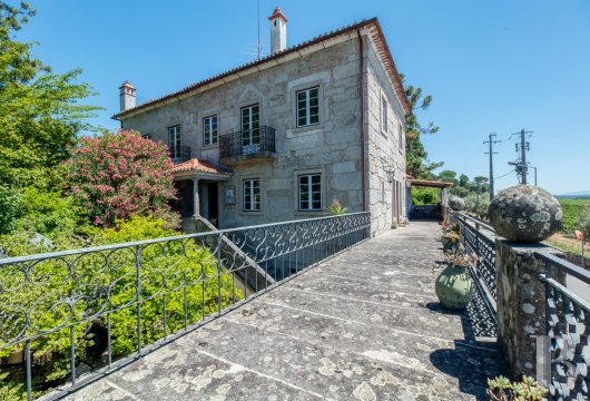 À Nelas, dans le centre du Portugal, une élégante demeure, son verger luxuriant et une piscine couverte