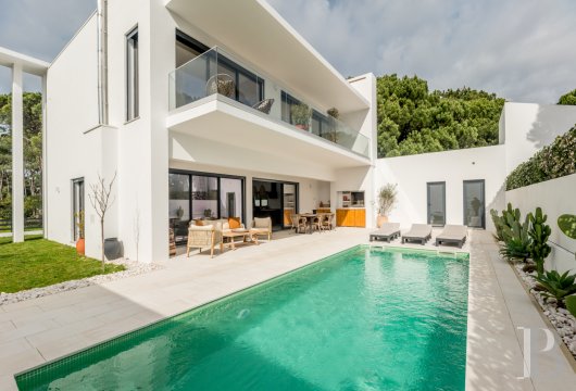 À Lagoa de Albufeira, où la lagune se mêle à l’océan, une villa avec piscine, à 10 min des plages