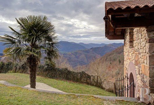 Au cœur de la campagne navarraise, une maison de campagne traditionnelle chargée d'histoire