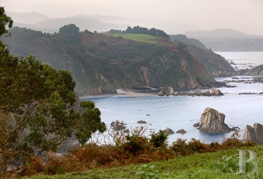 En Asturies, une maison contemporaine sur les falaises de la mer Cantabrique, et son panorama marin saisissant ...