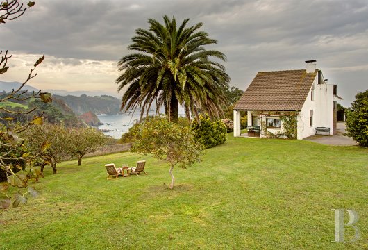 En Asturies, une demeure d'exception sur les falaises de la mer Cantabrique, offrant un panorama marin saisissant 