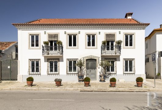 Dans le centre historique de Vila Nogueira de Azeitão, une villa contemporaine d'environ 520m², son jardin et ...