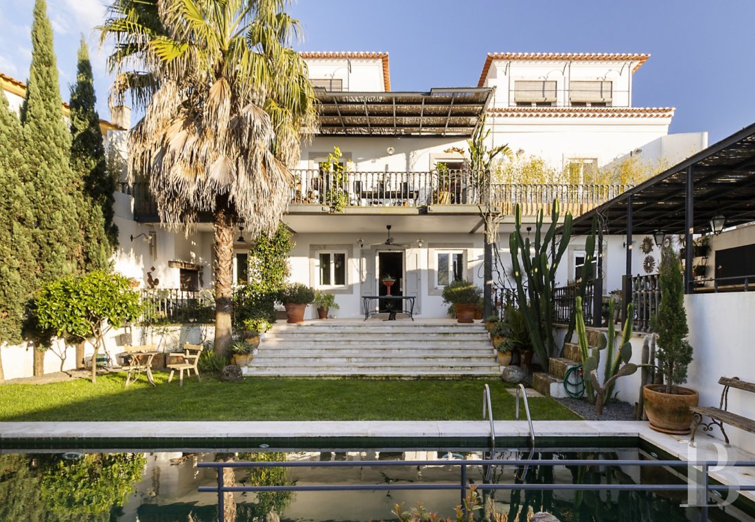 Dans le centre historique de Vila Nogueira de Azeitão,<br/>une villa contemporaine d'environ 520m², son jardin et sa piscine 
