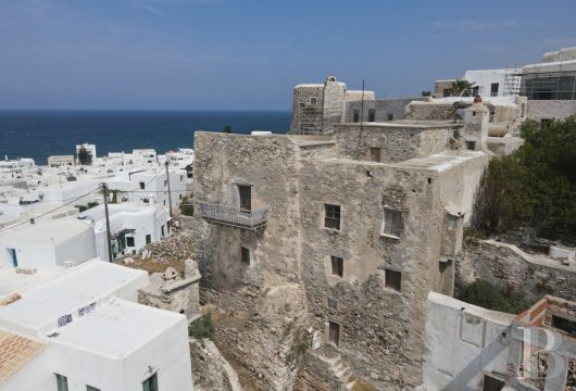 Dans les Cyclades, au cœur du Kastro historique de Naxos, un manoir médiéval à rénover avec vue sur mer