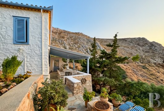 Sur l'ile d'Hydra, dans le golfe saronique une maison traditionnelle avec accès direct a la plage