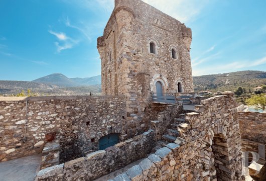 Dans le Magne,  une tour byzantine de 1795, monument classé, ses kamara voûtées et son accès au port de pêche